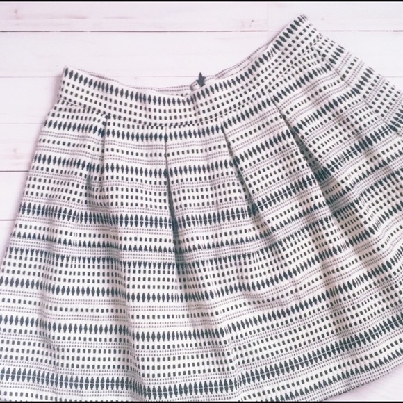 Freestyle Dresses & Skirts - • Black and White Patterned Mini-A-Line Skirt•